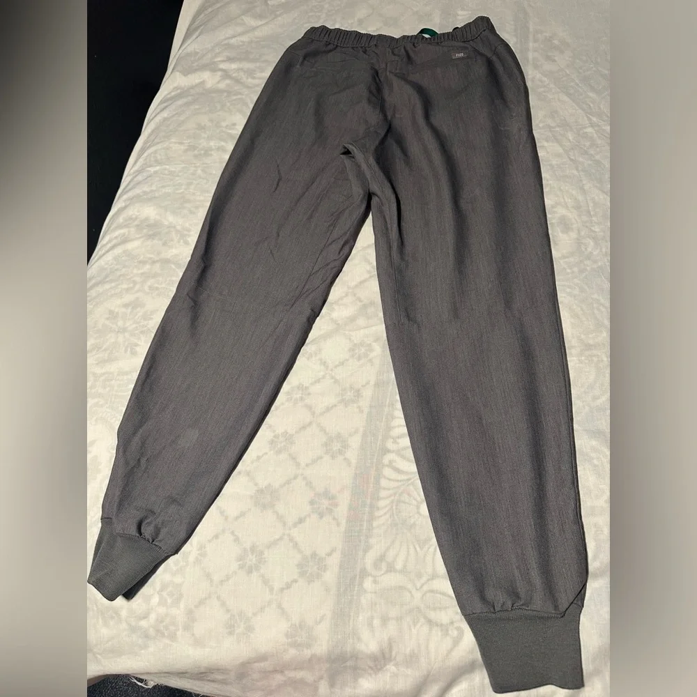 Figs Gray Scrub Mens jogger Set with Green Accent size top XS pants S